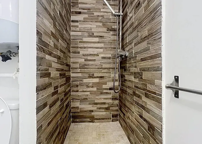 Climatise A Saint-cyr-sur-mer - Fr-1-770-77 La Madrague